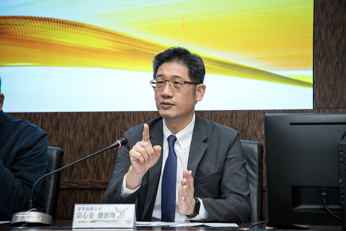 宗心安總經理為同學解說建華海運的業務與航線