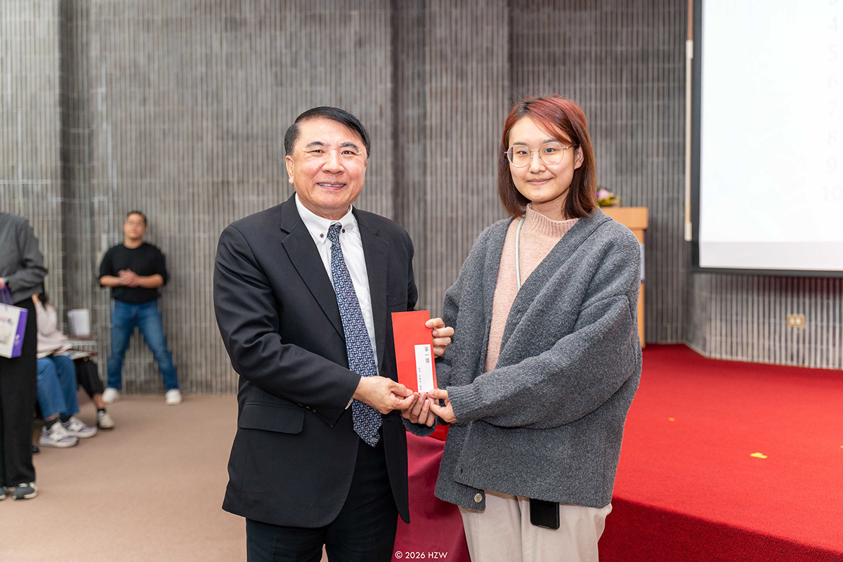 許校長與抽到第一獎的同仁合影