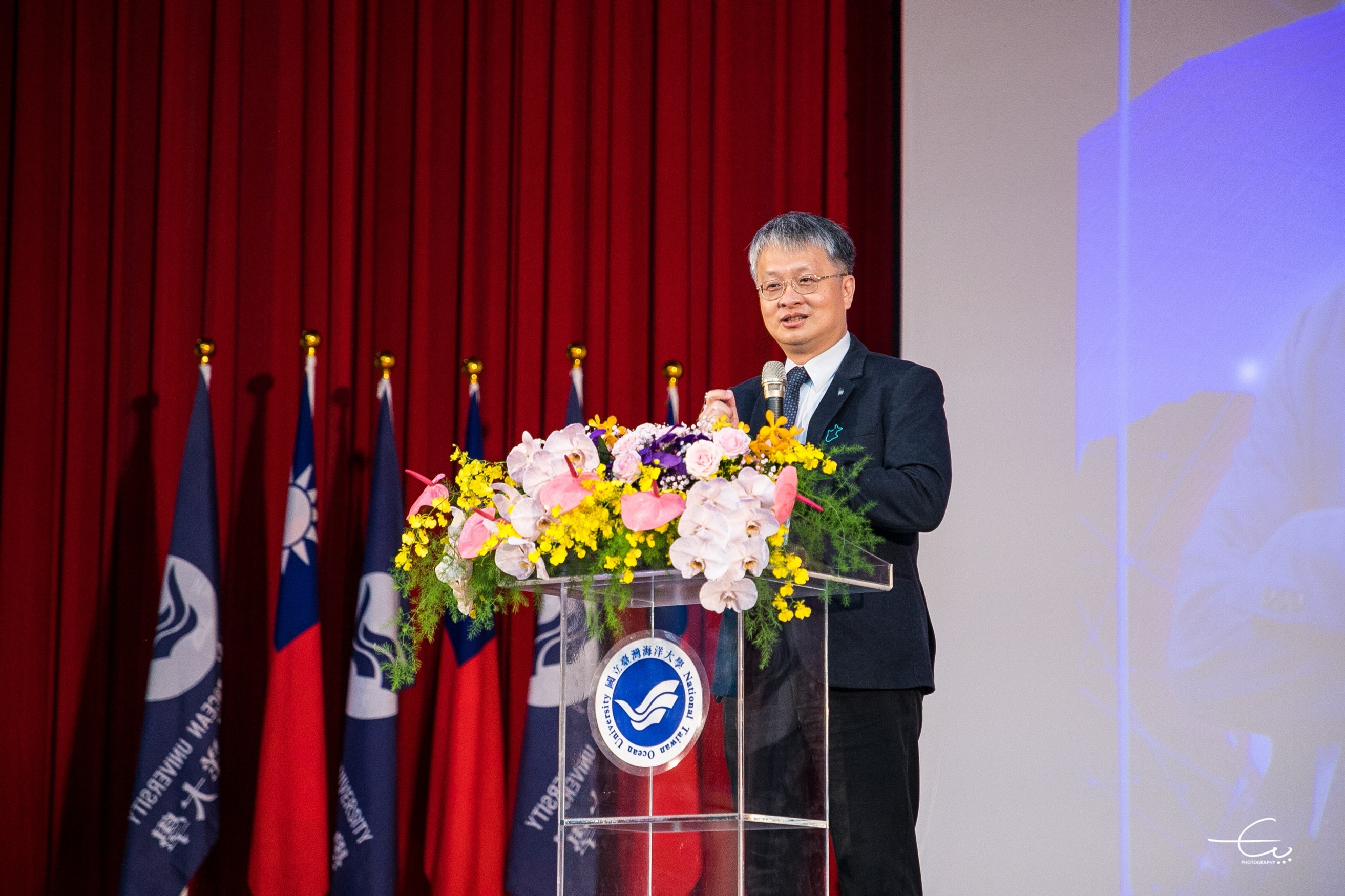 傑出校友代表劉國偉學長提到他與海洋的鏈結深厚也非常以海大為榮