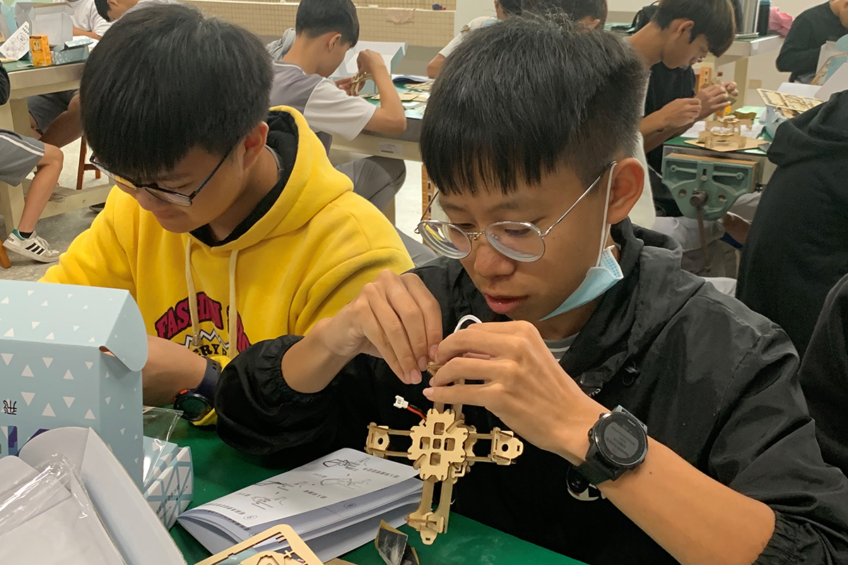 卓蘭高中同學專心組裝無人機