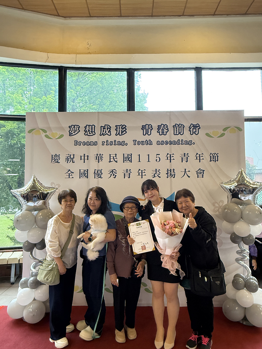 鄭應加同學於115年青年節全國優秀青年表揚大會現場與家人合影。