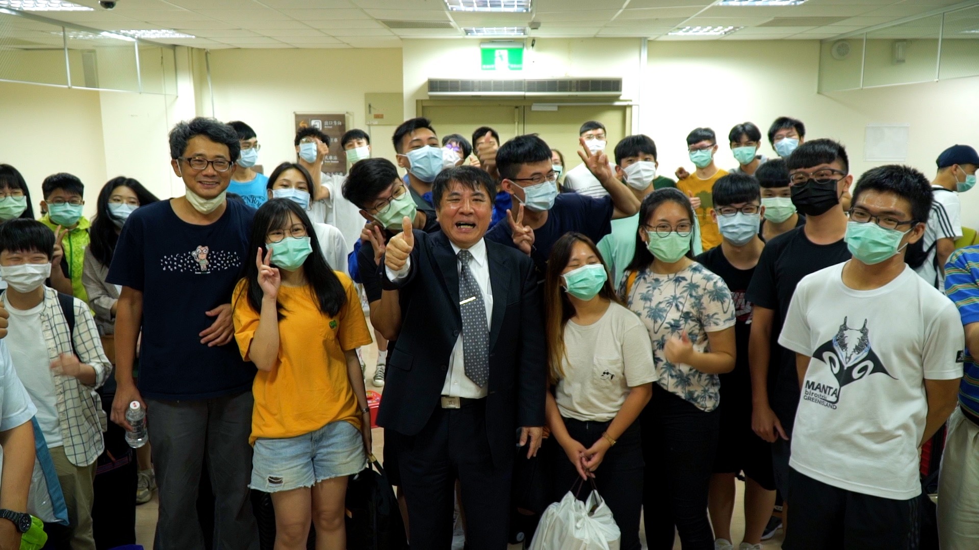 許泰文校長率隊給三系學生送行