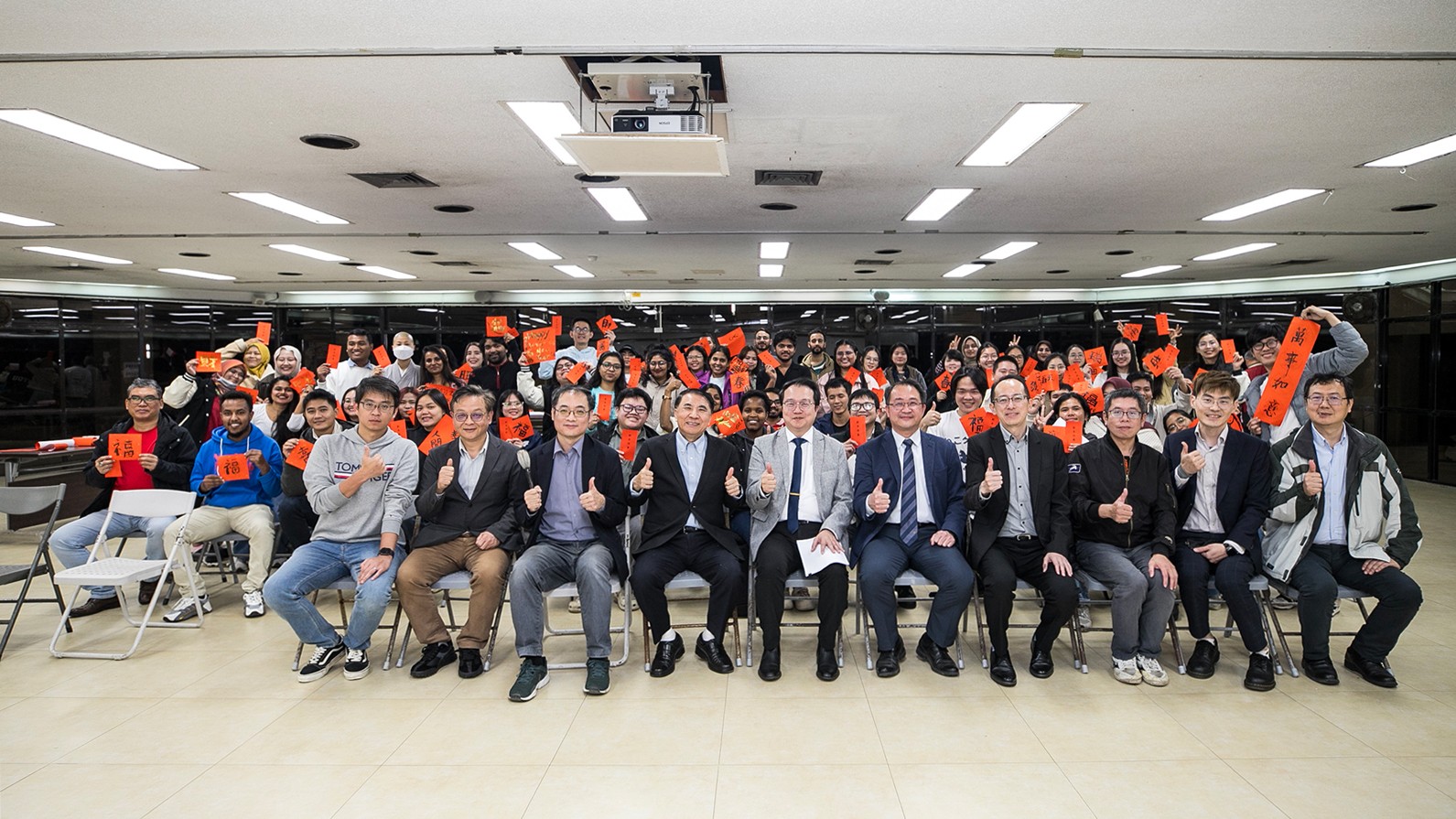 國立臺灣海洋大學於 1 月 14 日晚間在校內展示廳舉辦國際學生新年聯歡。(首圖)