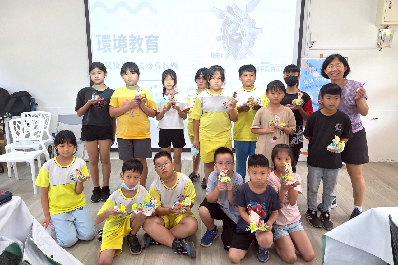 飛沙國小同學與海廢藝術創作大合照