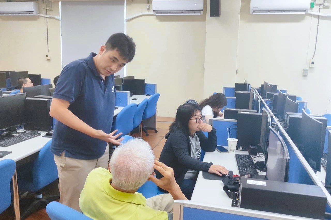 林威志助理教授於課程中與學員講解。