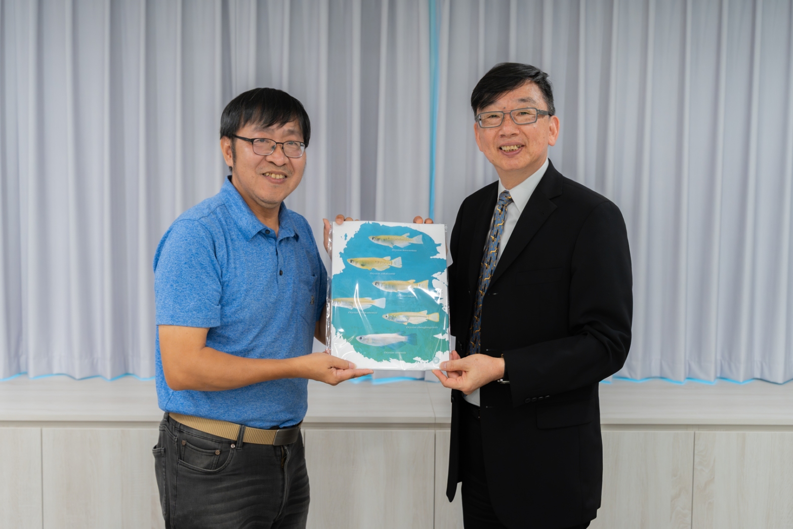 海大陳義雄教授(左)與新北市農業局長諶錫輝(右)合影。(新北市農業局提供)