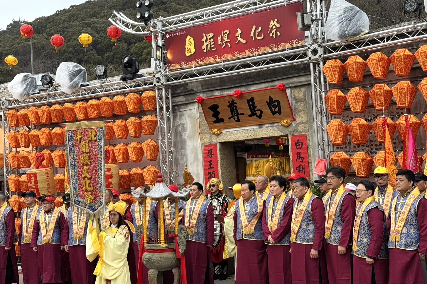 由李明安副校長率領海大學生們參與馬祖擺暝文化祭(前排右2)