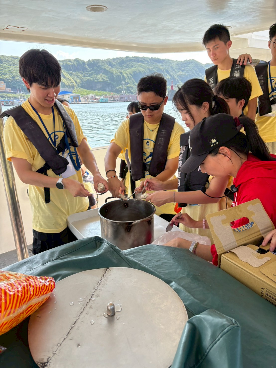 韓國釜慶大學學生上船體驗臺灣洋文化。