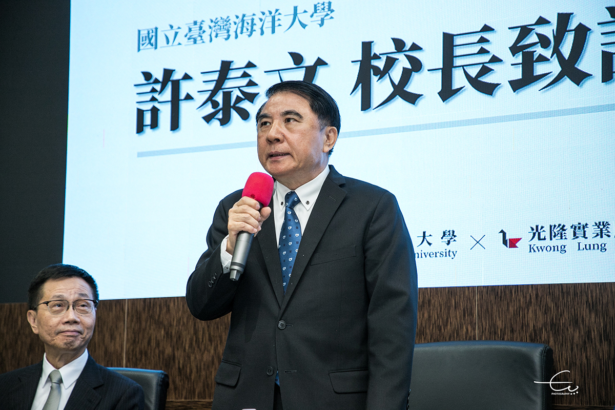 許泰文校長感謝詹學長回饋學校支持學弟妹向學