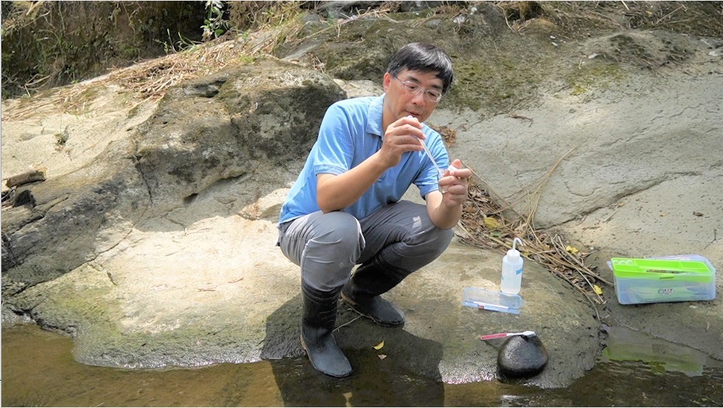 藻類專家張睿昇助理研究員於藻類實驗室進行藻類特性解說