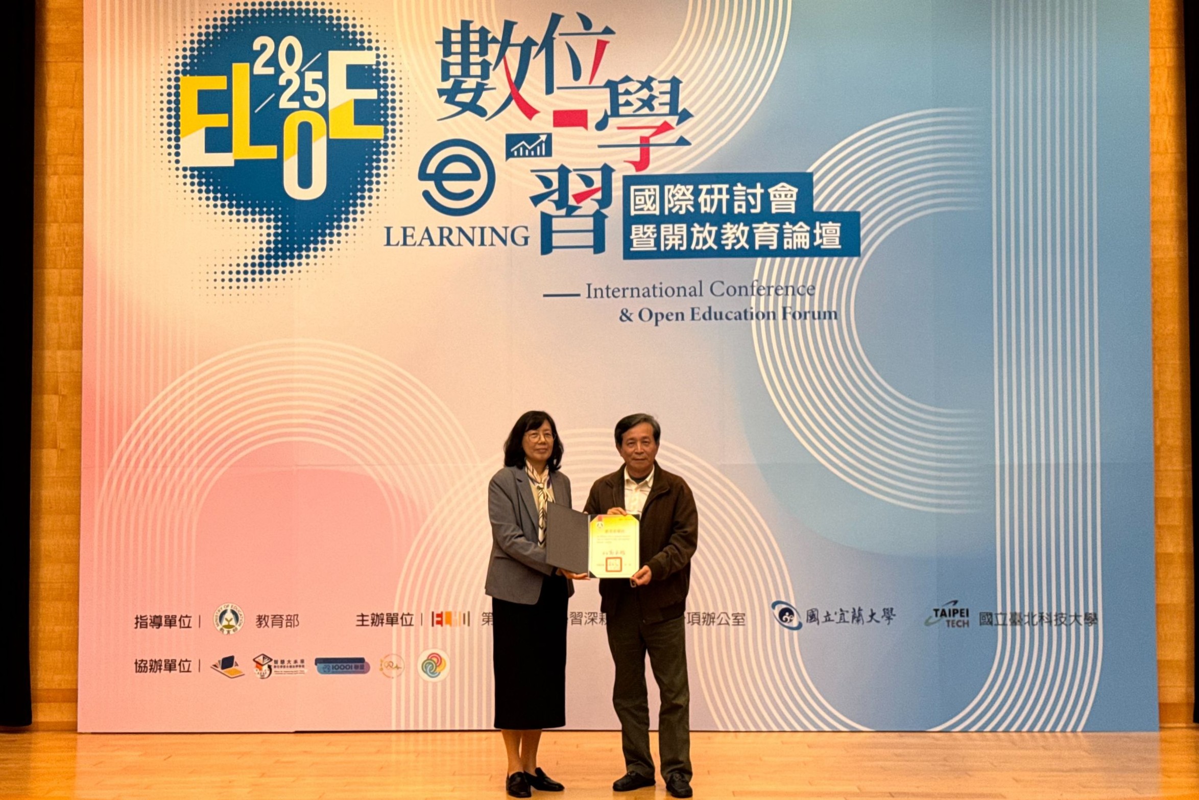 教育部資科司高級管理師林燕珍頒發標竿課程獎予莊守正教授