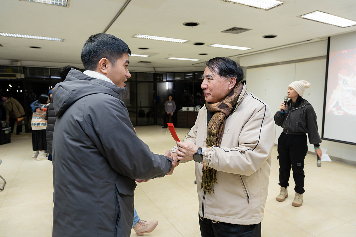 許泰文校長發送紅包給國際學生