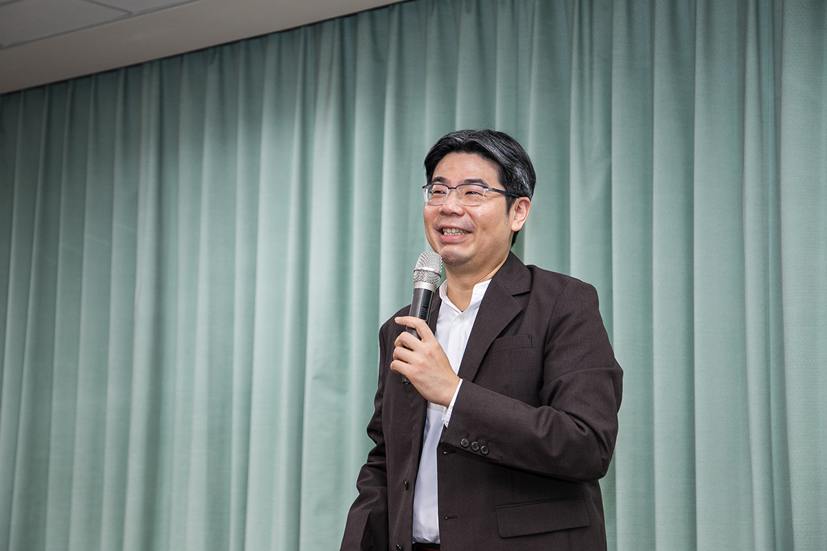 詹賀博董事長期許每位得獎的同學都能追求卓越