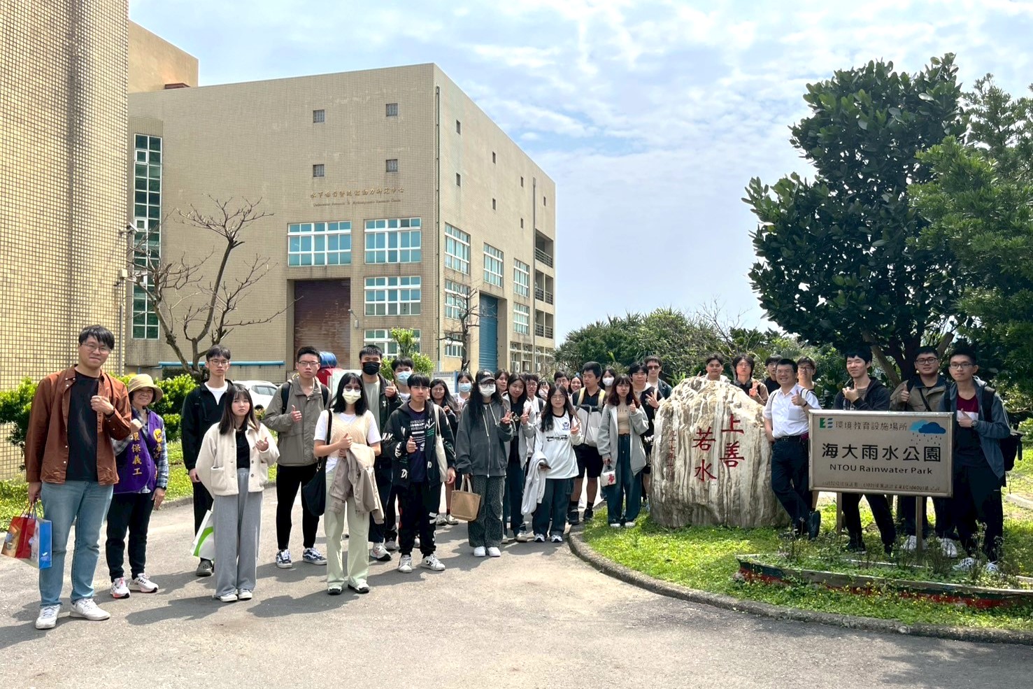 修課學生們在海大雨水公園合影