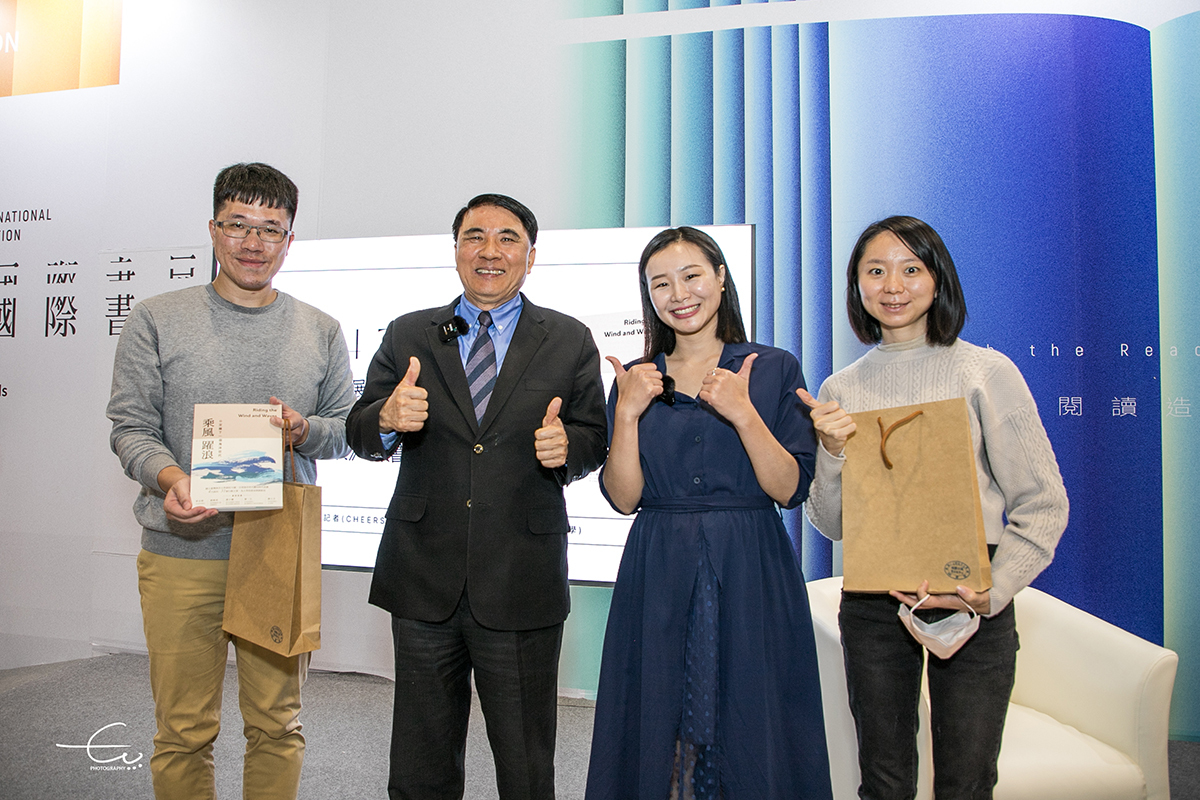 校長致贈禮物予現場發問的讀者們