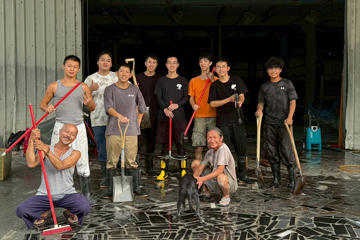 海大參與花蓮救災學生與當地藝術家合影。