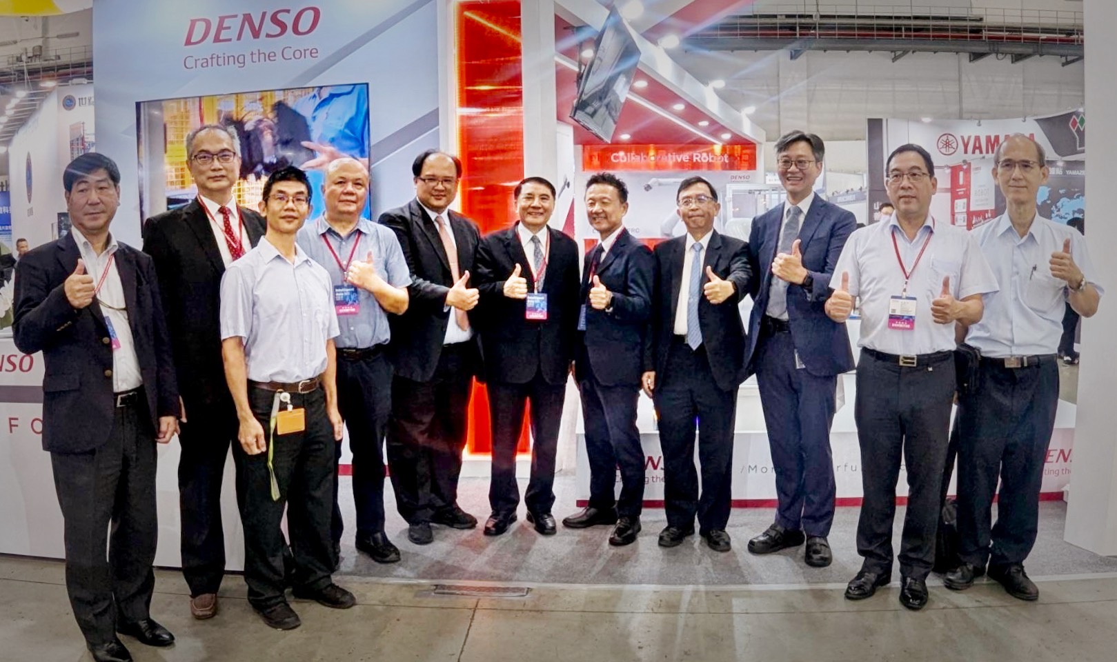 於2025台北自動化工業展 DENSO攤位上合影