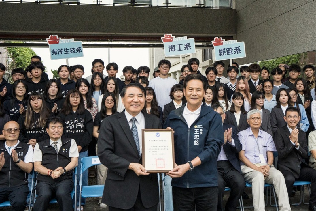 許泰文校長頒發感謝狀予王忠銘縣長。