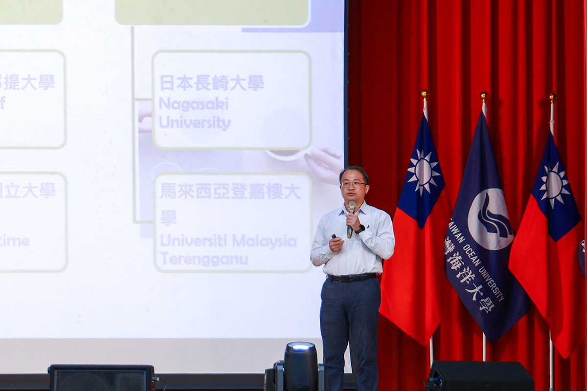 范佳銘國際長為新生們介紹各種國外進修的管道。