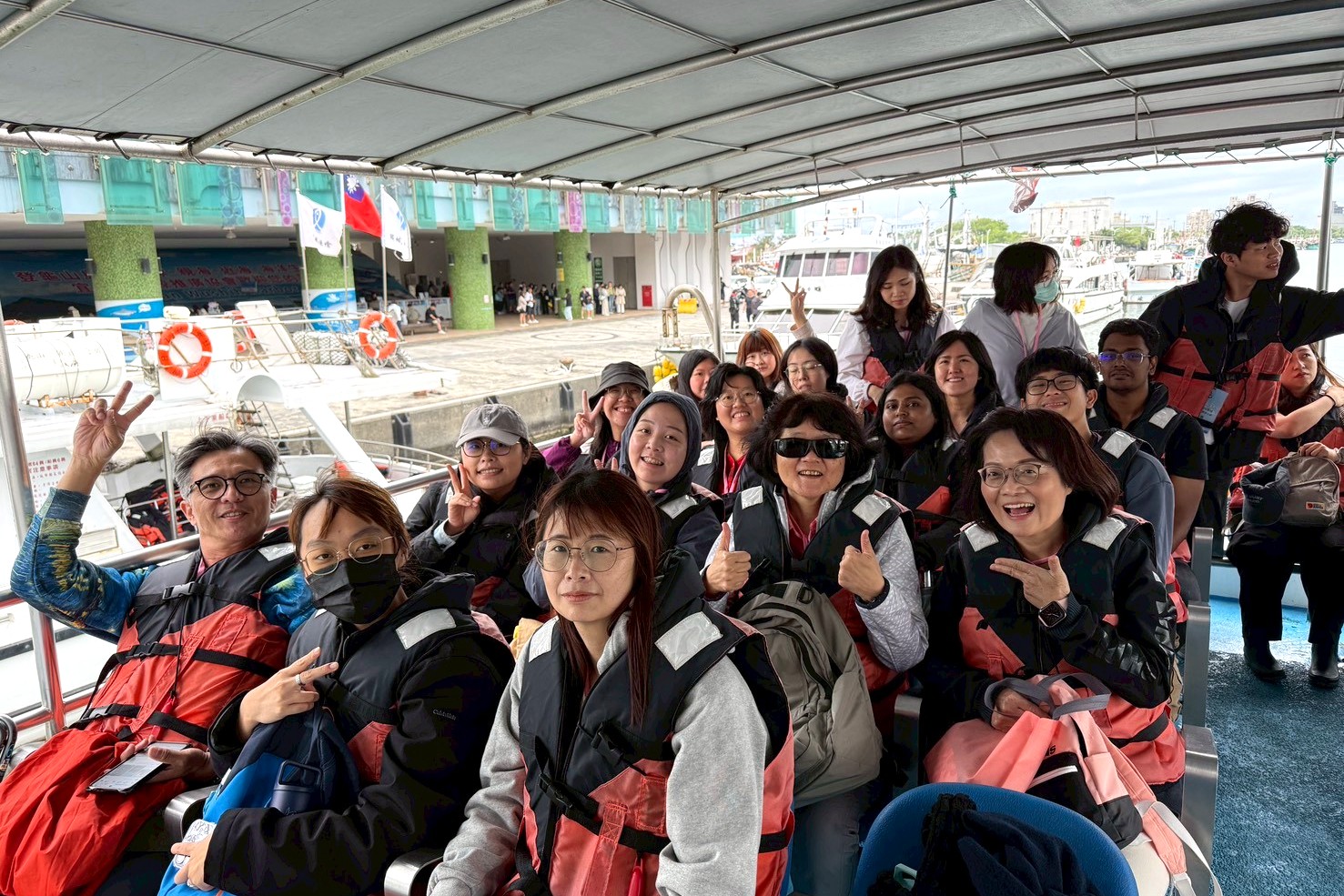 人社院王嘉陵院長帶領師生共同參與出海觀察活動，實地體驗海洋生態與地方文化。