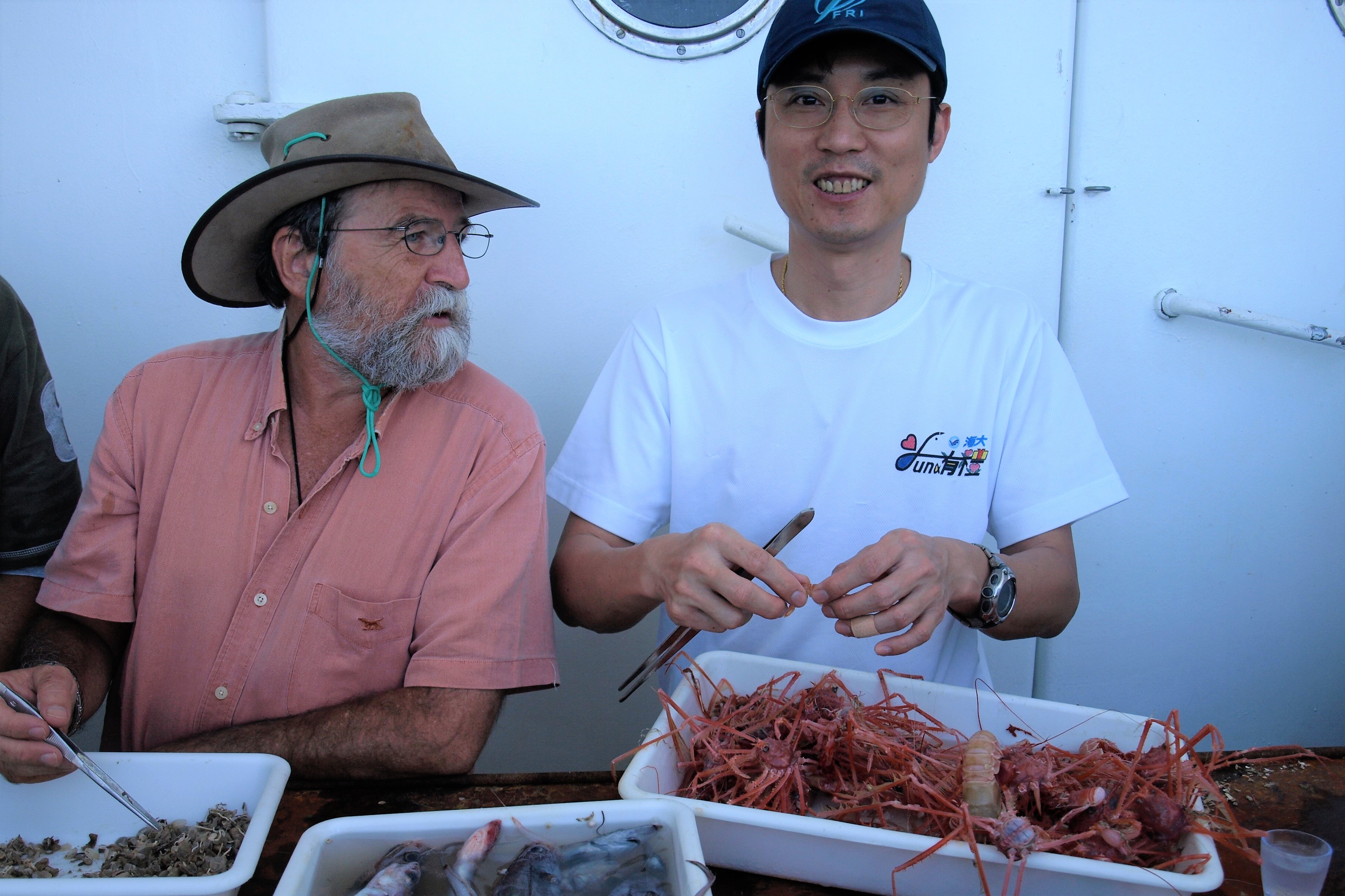 陳天任教授與法國科研單位在莫三比克調查深海生物多樣性