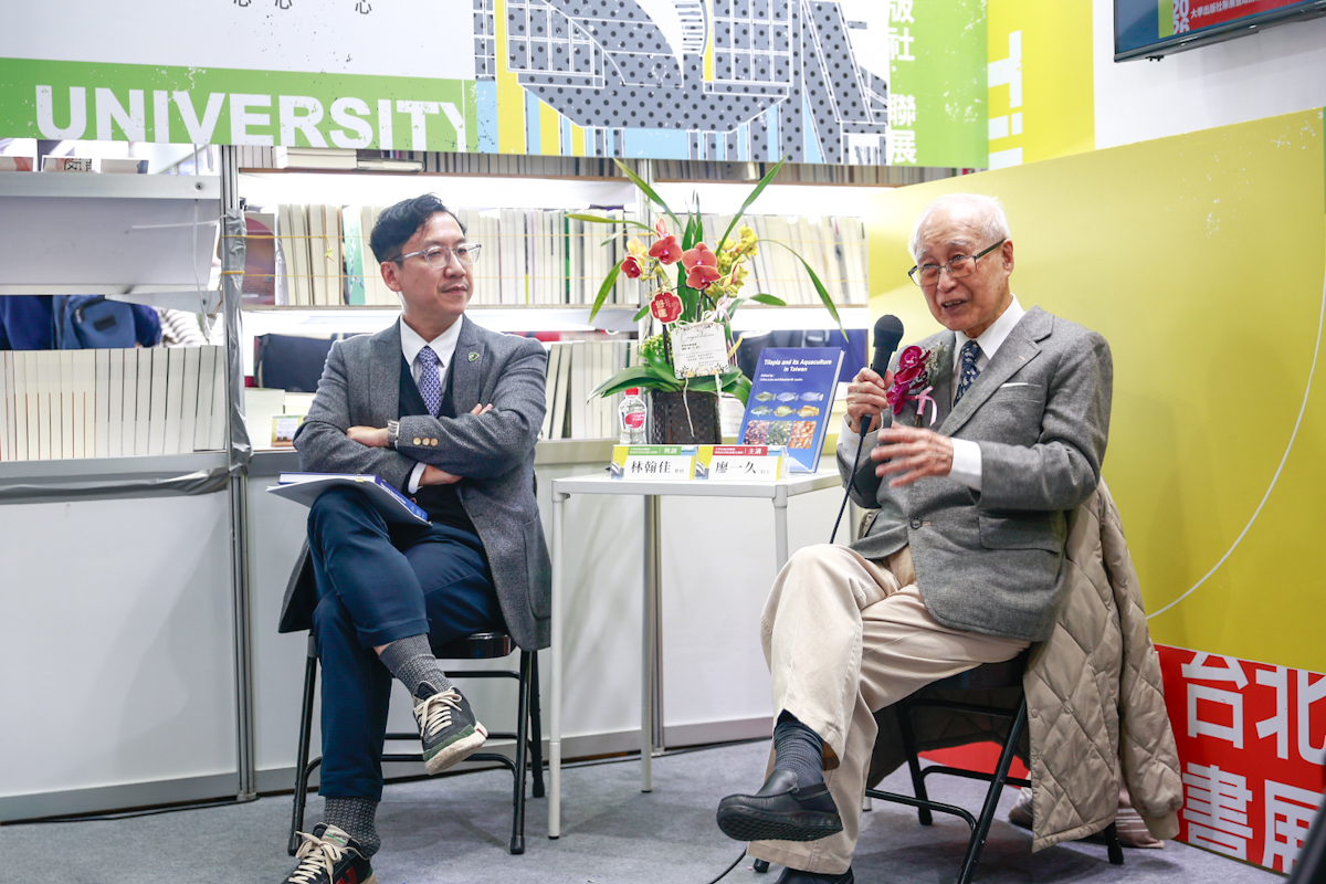 廖一久院士(右)與讀者們介紹吳郭魚專書的章節(左為與談人海大林翰佳特聘教授)