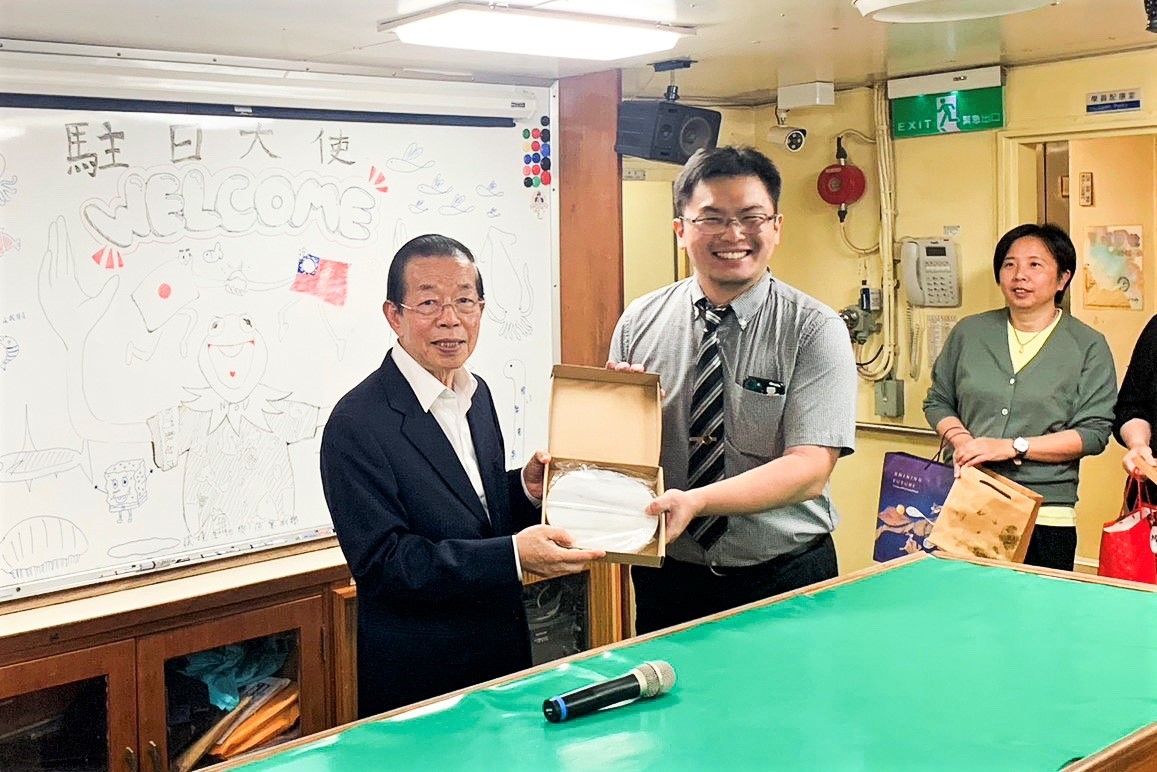 海大環漁系主任藍國瑋回贈系上45年大理石板牆再製的紙鎮及隔熱墊