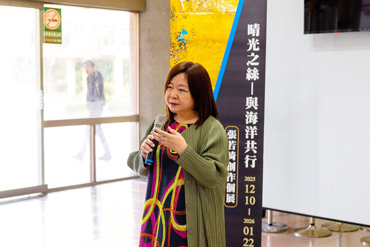 大象藝術空間館創辦人鍾經新鼓勵學生以長期觀察與深入理解的方式認識藝術創作。