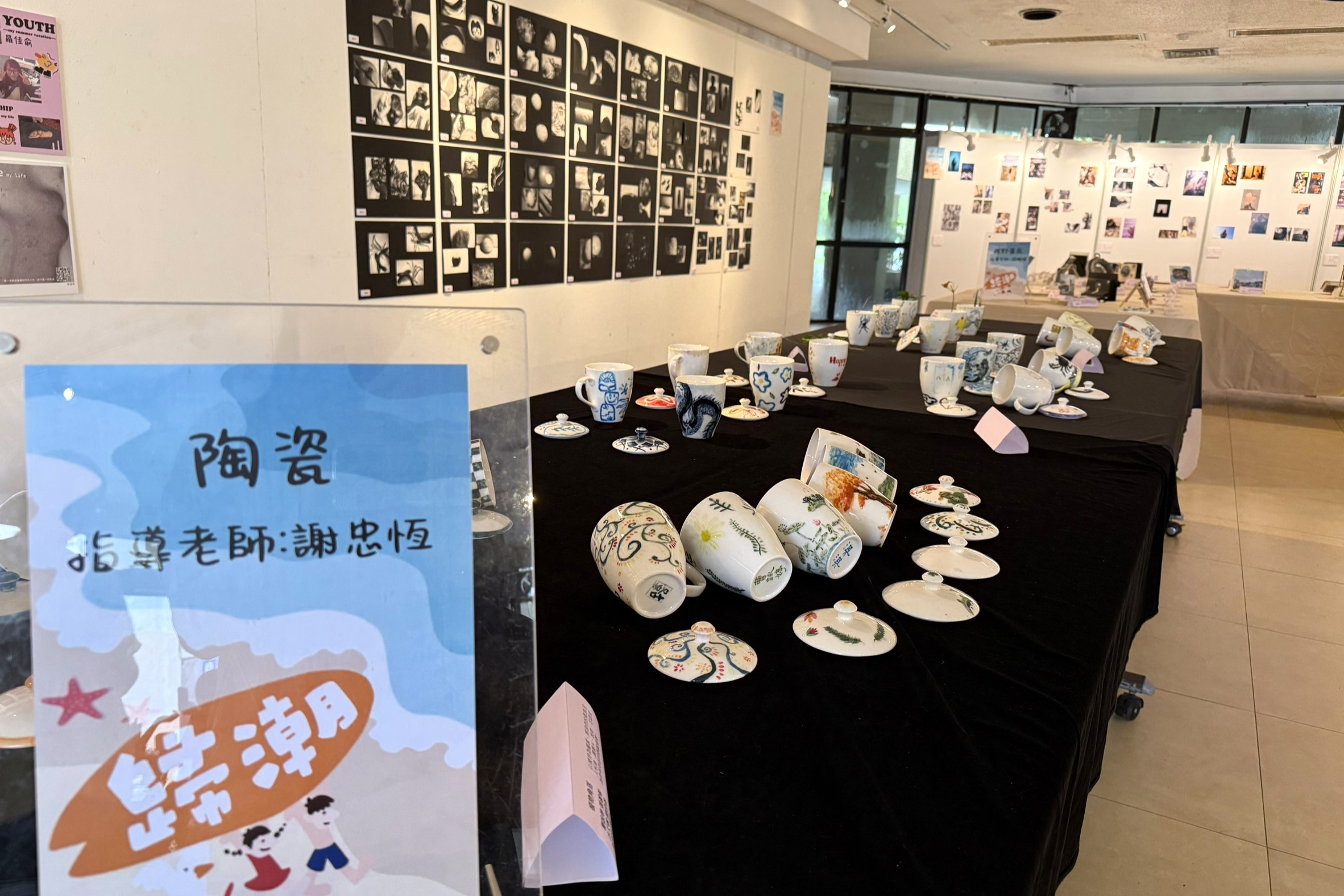 謝忠恆老師指導學生彩繪陶瓷