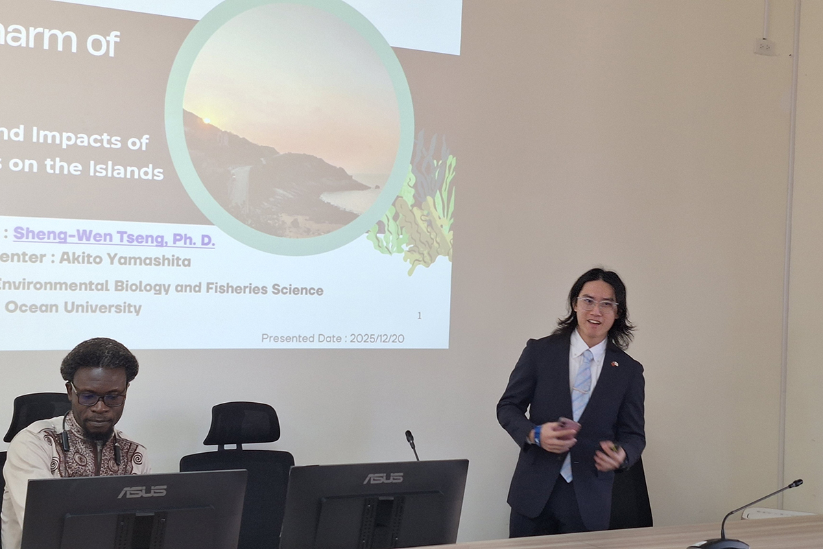 海大環漁系山下明和(右)發表研究心得(左為非洲大學講師Sakue Collins Yimovie)