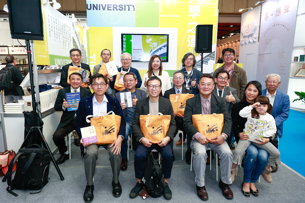 今年大學出版社聯展以「大學之道」為主題,於台北世貿一館D620展位展售近千本學術著作。
