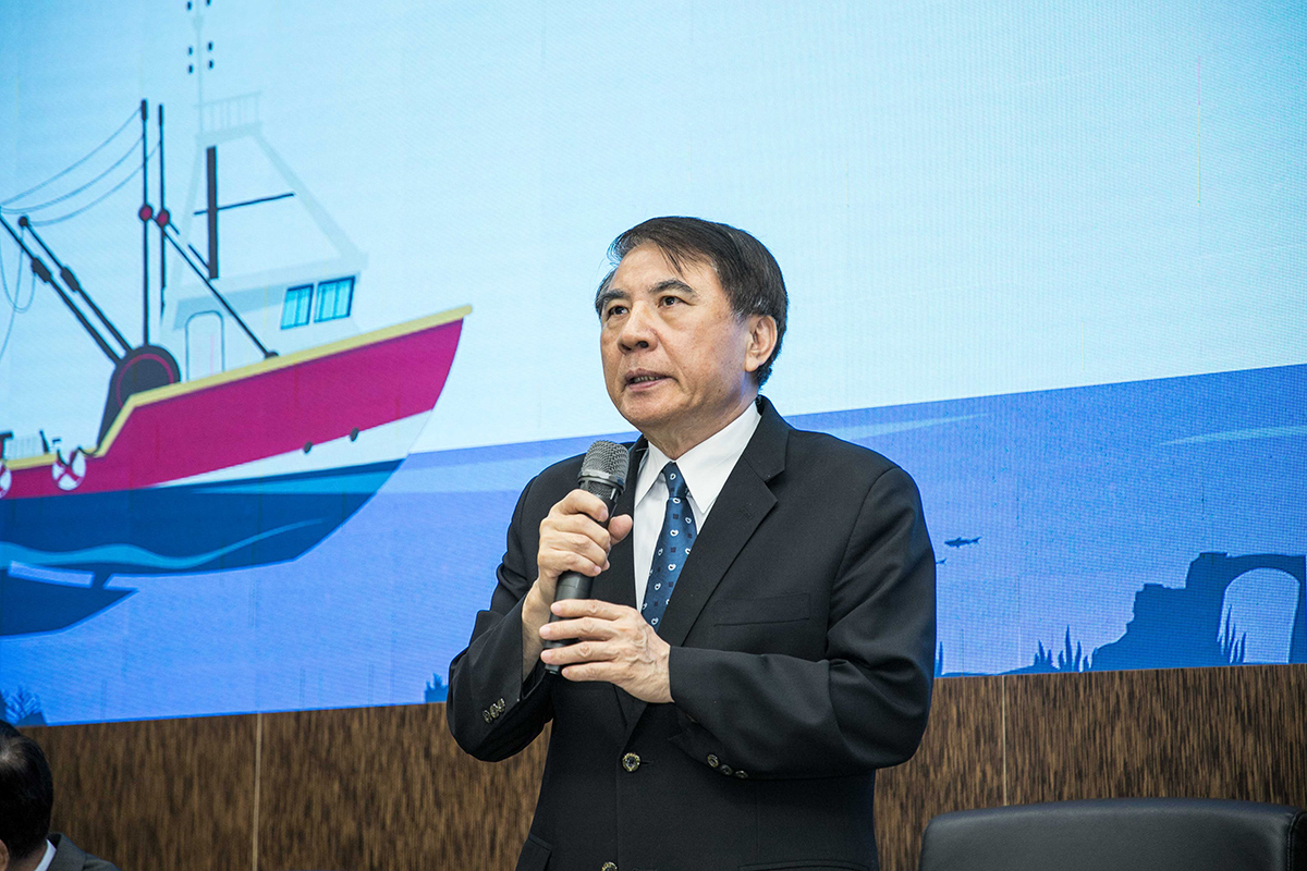 許泰文校長感謝洪英正學長並勉勵同學們持續努力