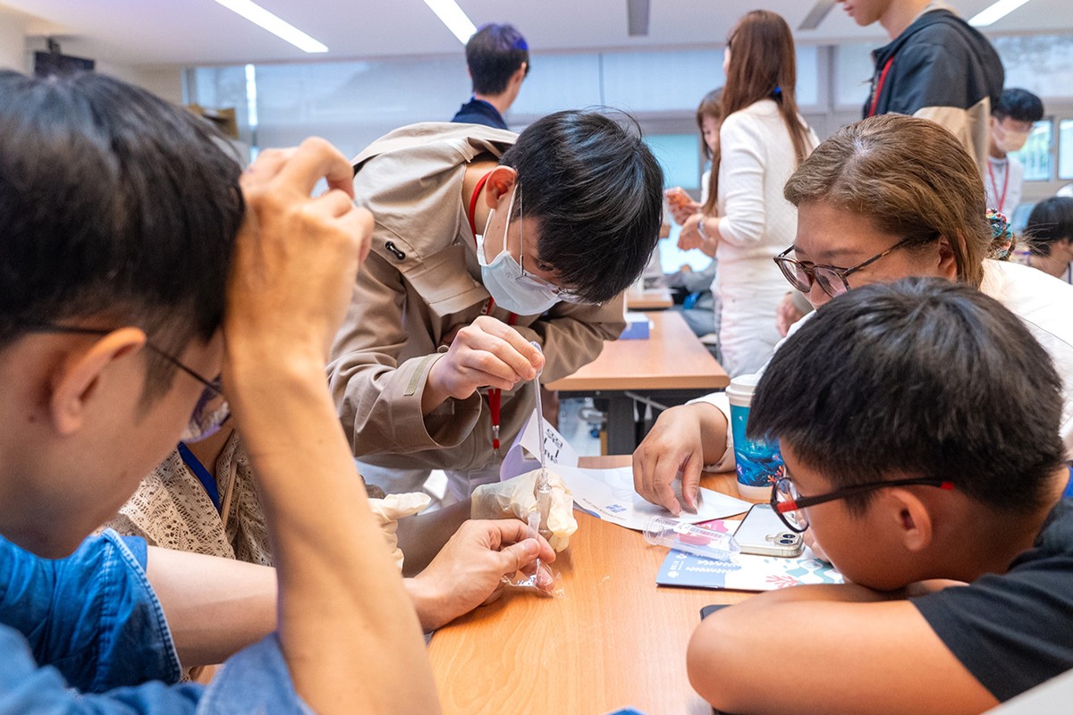 志工們專注地操作水樣採集
