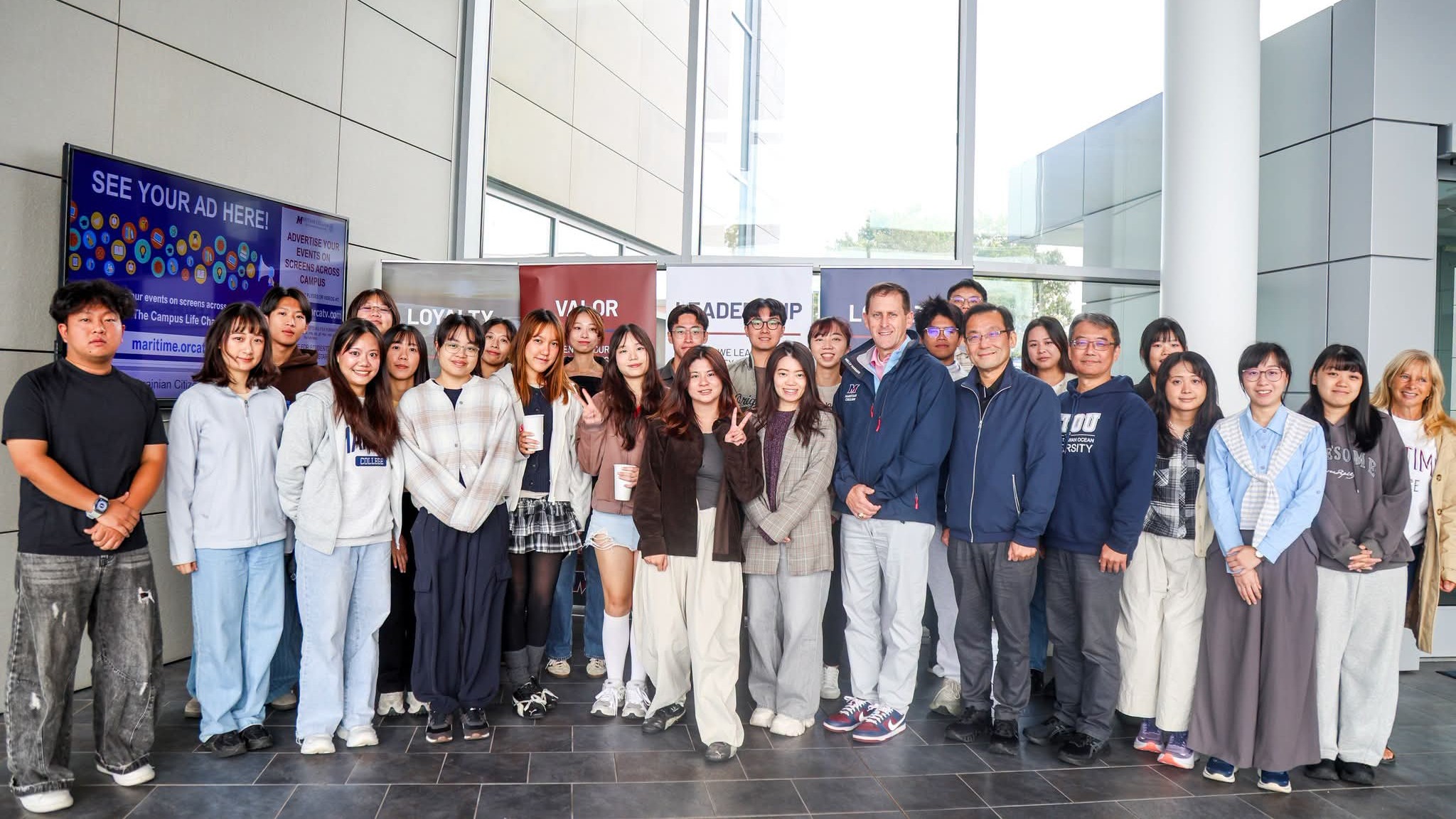 學員於紐約州立大學海事學院（SUNY Maritime College）課程期間，與校長Rear Admiral John  Okon及仲維新主任合影。