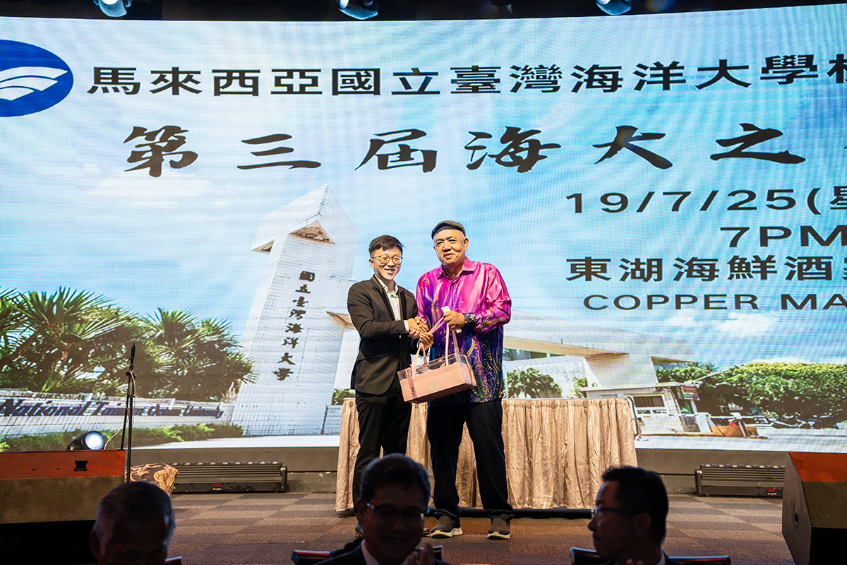 現任馬來西亞校友會顧問-拿督陳紹厚學長(右)是備受尊敬的校友代表