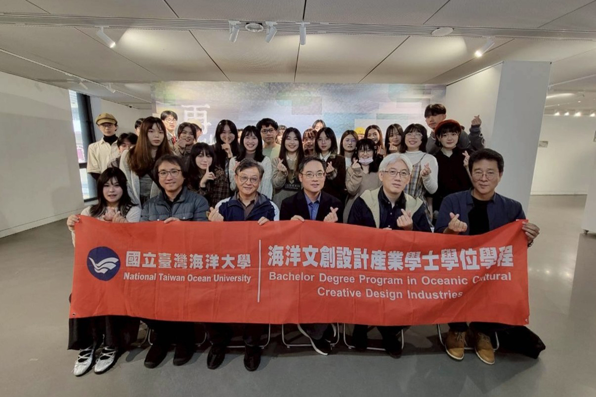 海大文創系111級畢業展開幕式全體合影。