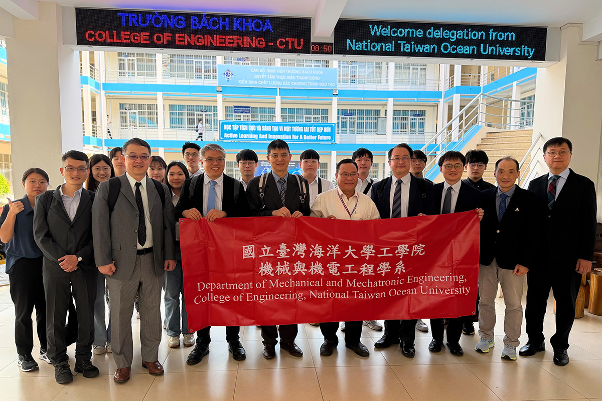 肯特大學工學院院長Ngo Quang Hieu教授與海大交流團師生合照。