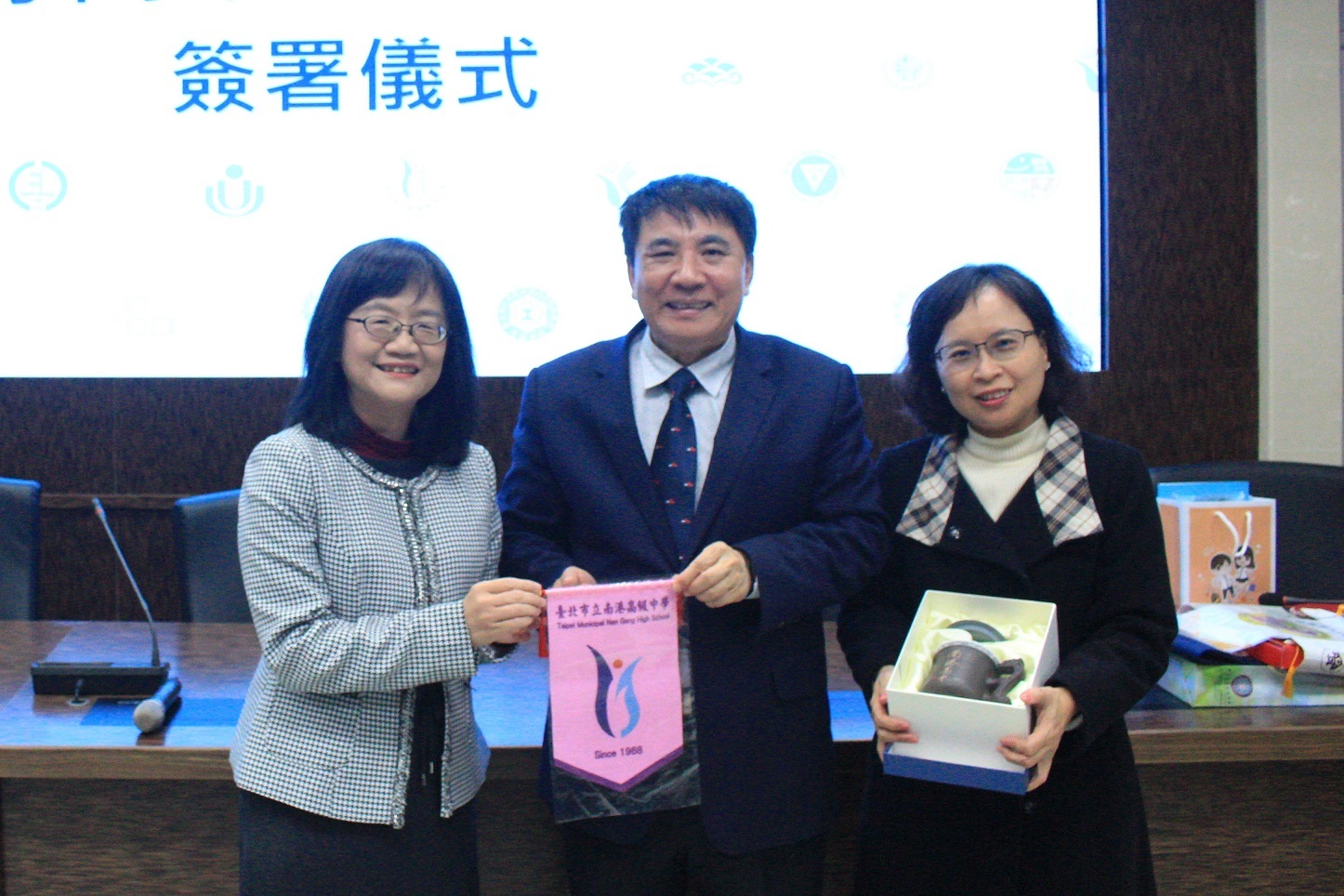 臺北市立南港高中廖純英校長致贈校旗與紀念