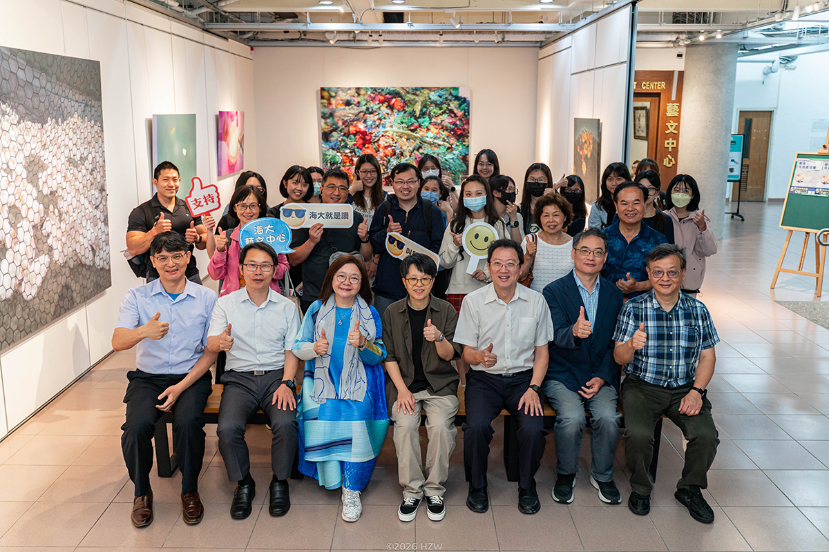 藝術家黃嘉寧個展《BEYOND THE FRAME 在畫面之外的…》4月23日開幕現場合影。