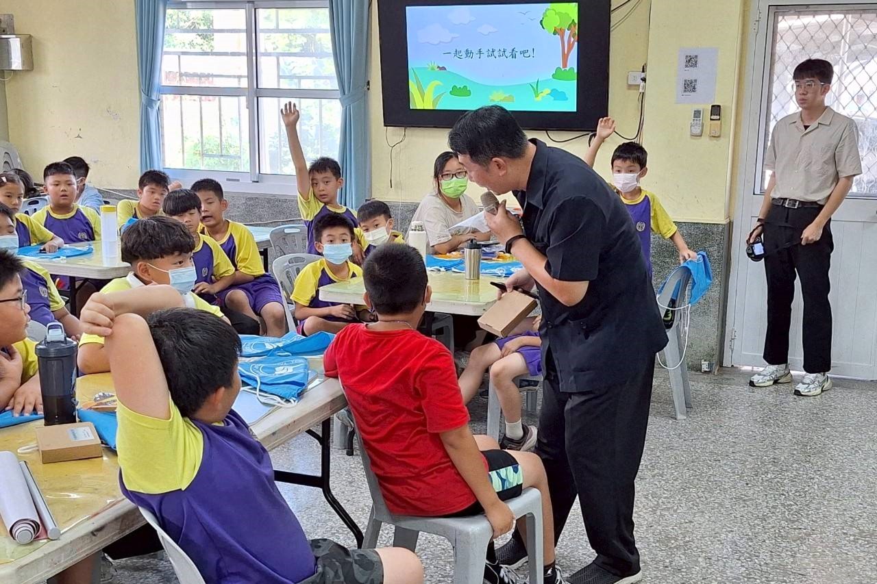 曾煥昇副教授與崇文國小學生互動