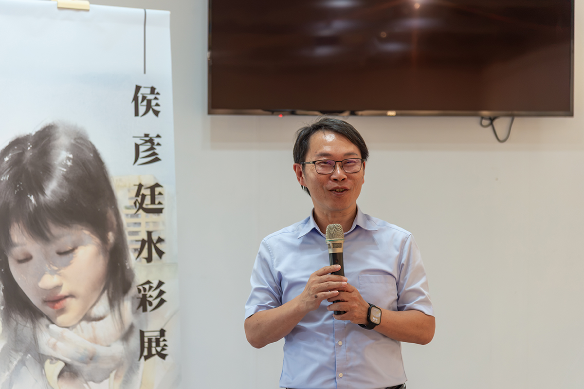 李明安副校長稱讚侯彥廷老師作品中呈現光線層次與氛圍的敏銳觀察。