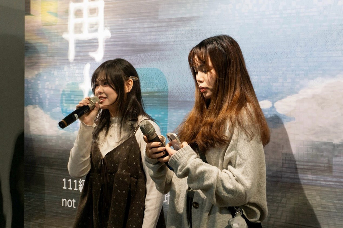 總召集人劉羿伶((左)與副召集人周苡涵(右)代表全體畢業生分享籌備歷程。