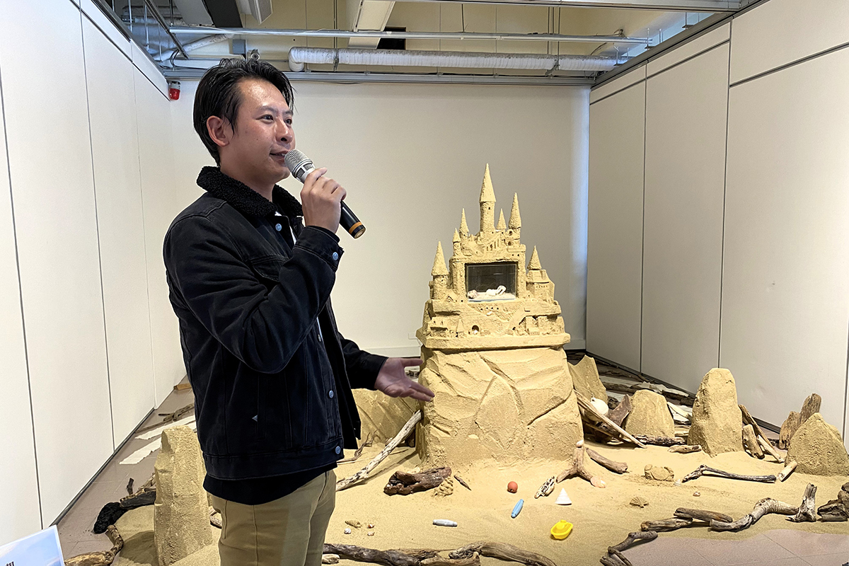 本次展覽主視覺揭示沙灘生態與海岸流失的問題