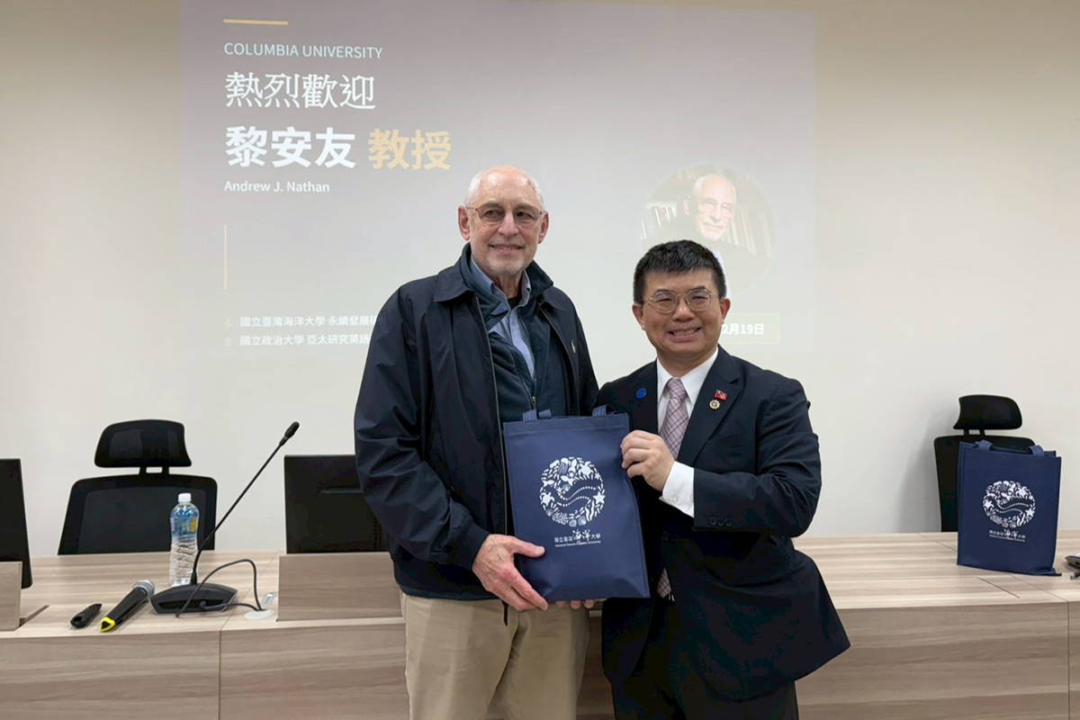 曾聖文副研發長致贈海大紀念品歡迎黎安友教授蒞臨馬祖校區