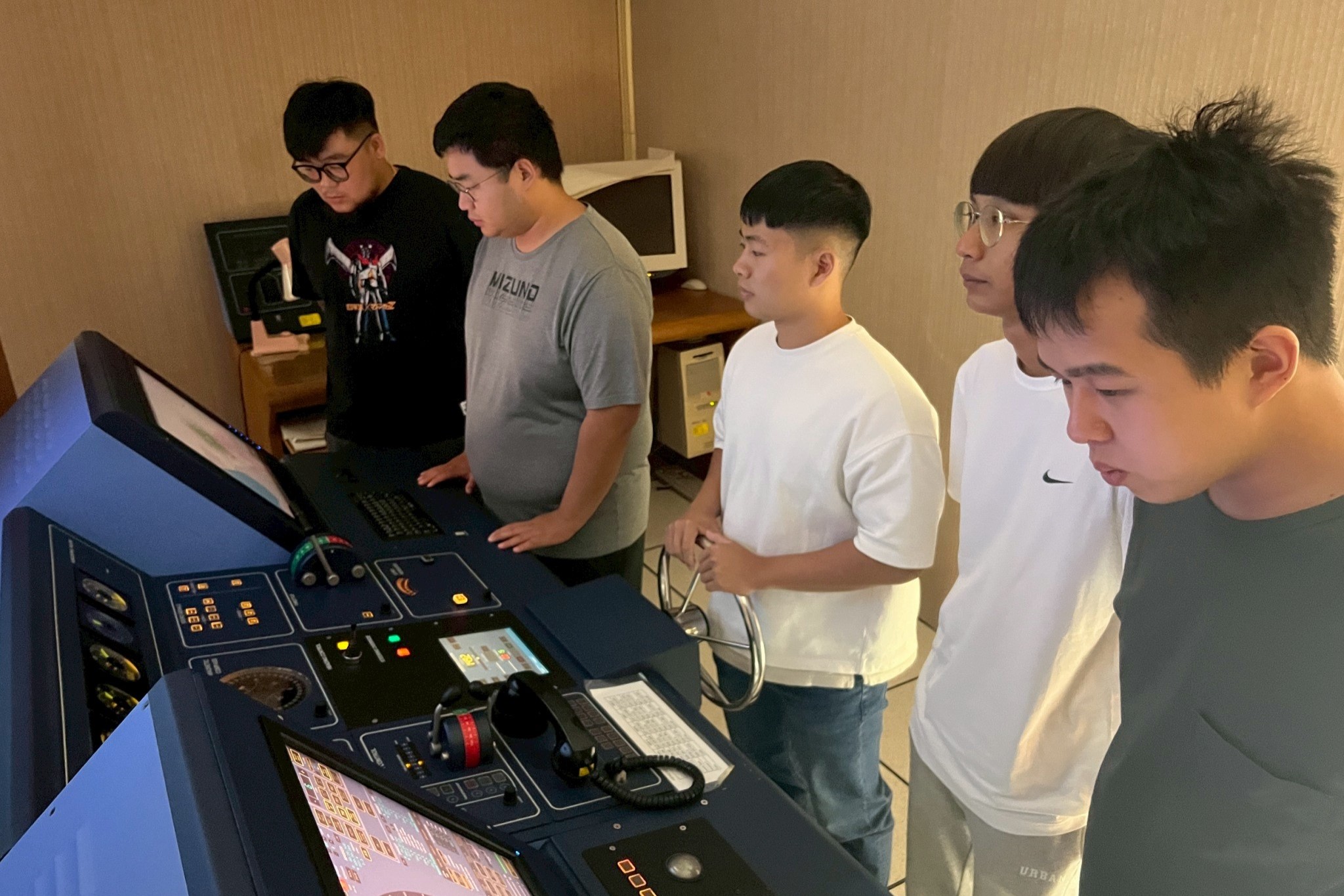 訓練學員航行狀況下的操舵反應與口令執行，培養船舶航行的穩定與安全性