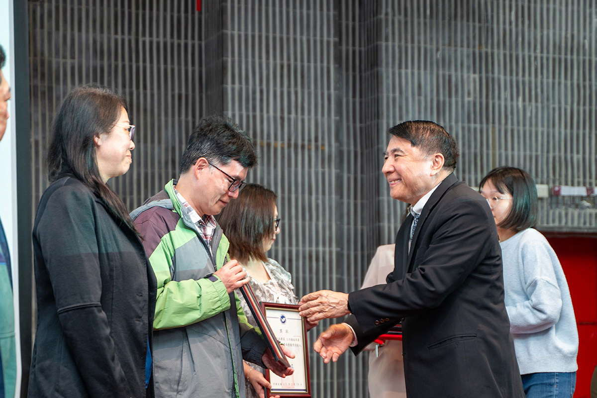 許泰文校長親自頒獎勉勵優秀同仁