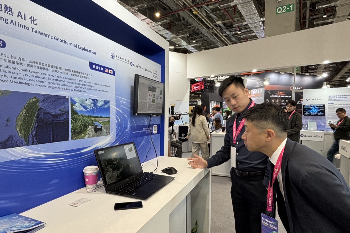 海大李昭興名譽教授團隊「地熱AI化」技術吸引許多國外企業的關注。(圖右為九大OIP株式會社)
