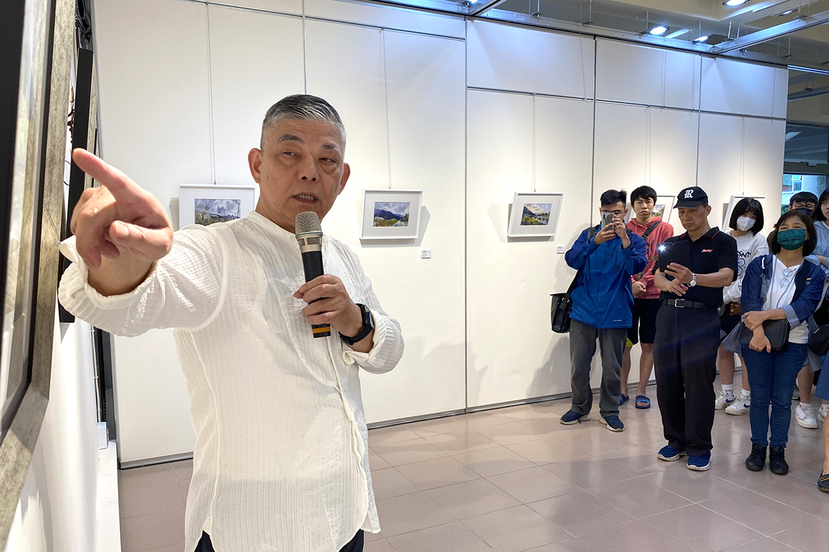 葉春新老師於現場解說畫作