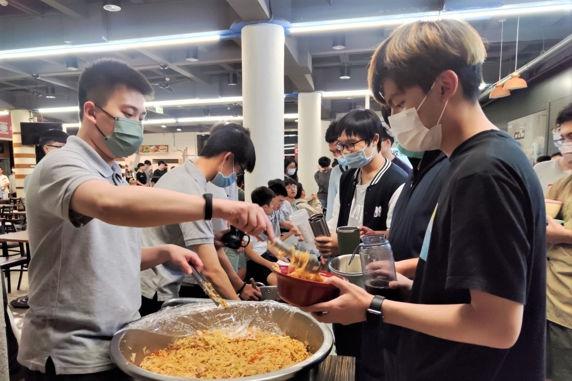 學生們攜帶環保餐具井然有序的排隊取餐