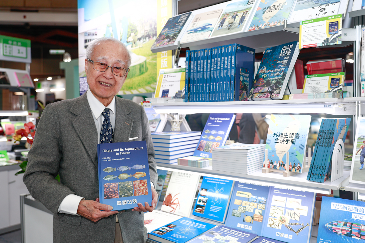 廖一久院士(右)與讀者們介紹吳郭魚專書的章節(左為與談人海大林翰佳特聘教授)